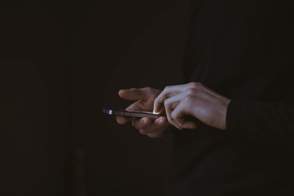 Como saber se seu celular está sendo rastreado? via Gilles Lambert/Unsplash